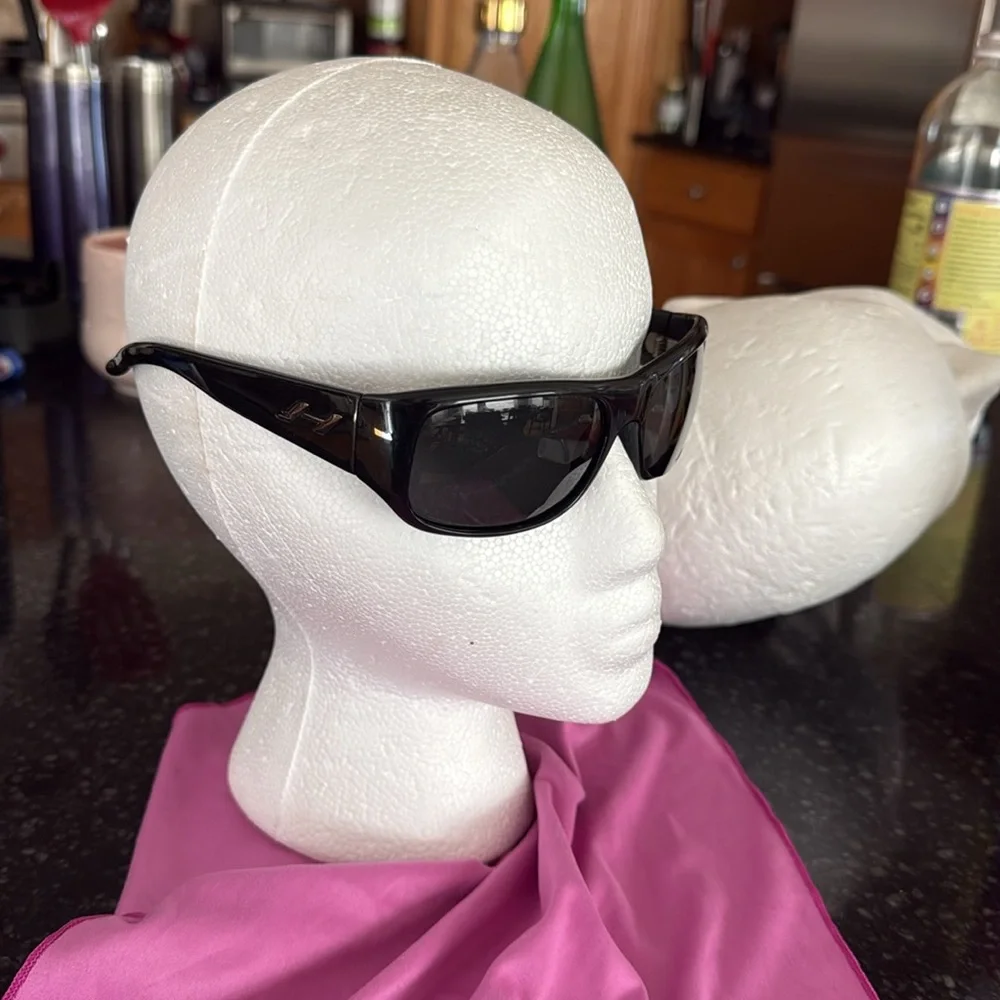 Hoven “gotty” polarized wrap Black Sunglasses pluss extra wrap pair